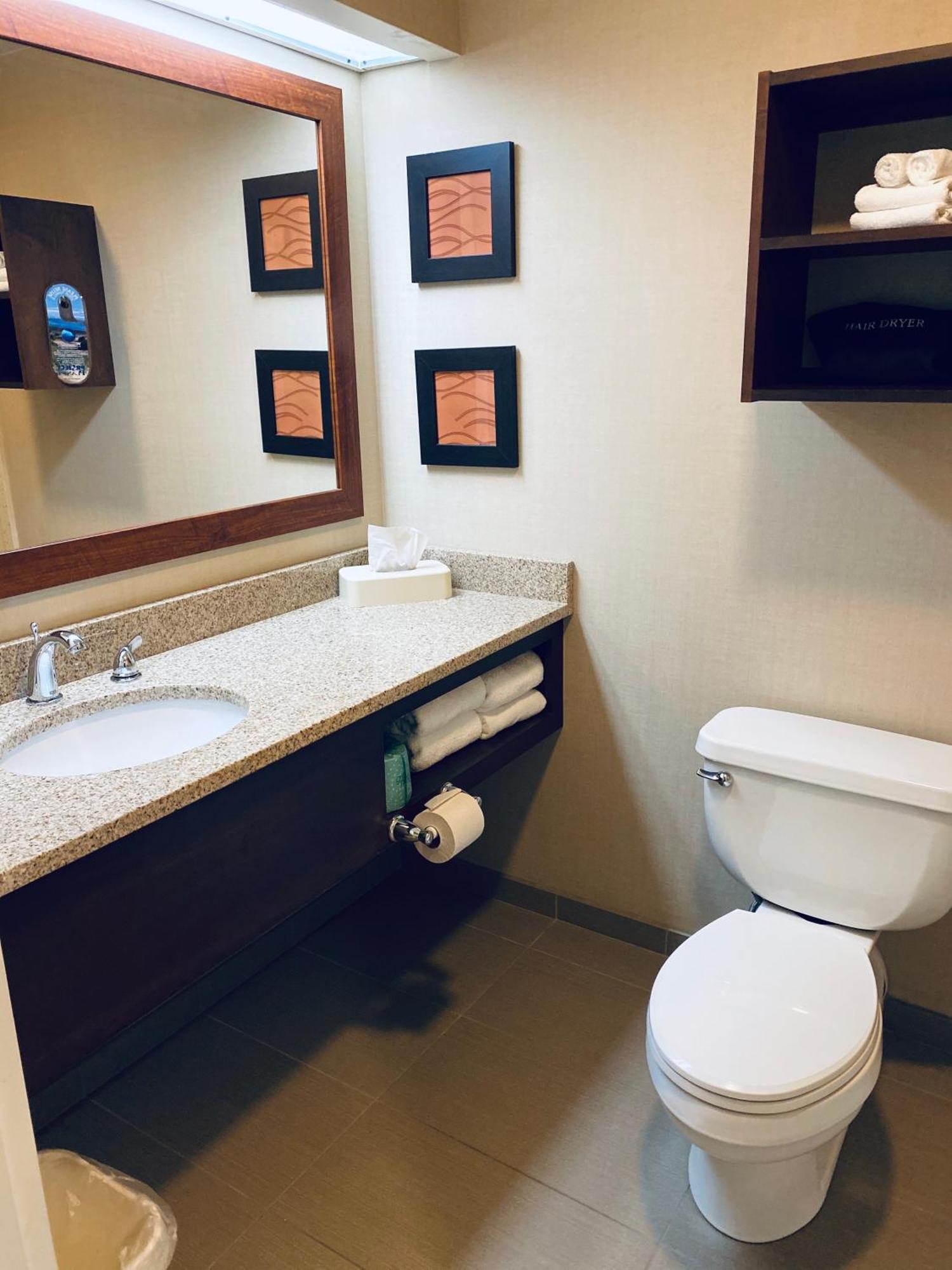 Comfort Inn & Suites Sturbridge-Brimfield Екстериор снимка