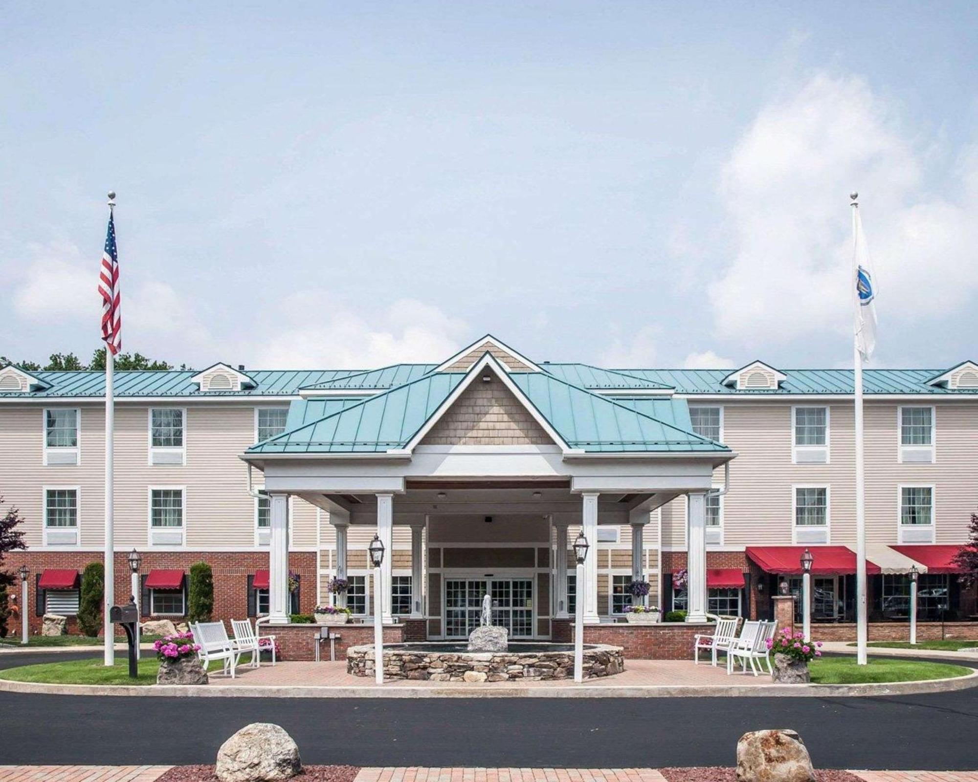 Comfort Inn & Suites Sturbridge-Brimfield Екстериор снимка