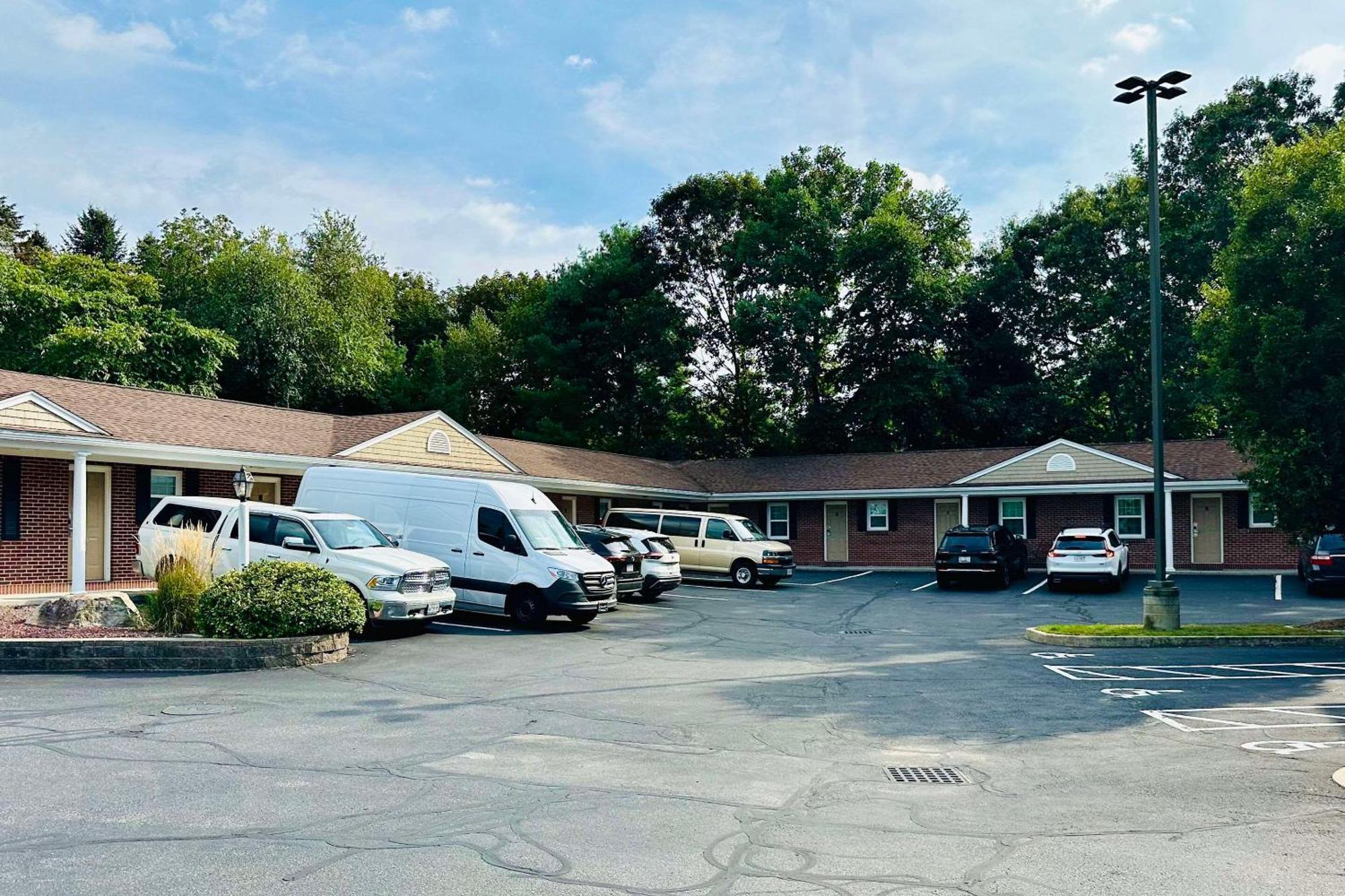 Comfort Inn & Suites Sturbridge-Brimfield Екстериор снимка