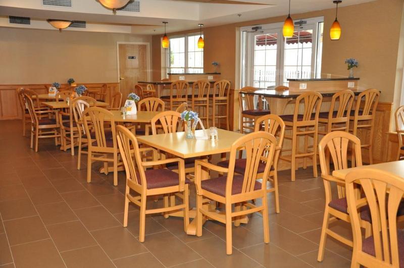 Comfort Inn & Suites Sturbridge-Brimfield Екстериор снимка
