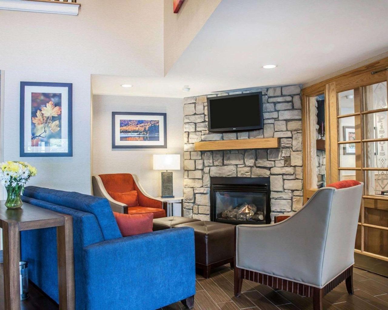 Comfort Inn & Suites Sturbridge-Brimfield Екстериор снимка
