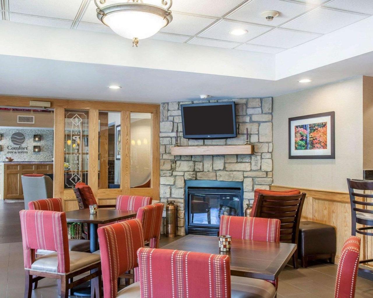 Comfort Inn & Suites Sturbridge-Brimfield Екстериор снимка