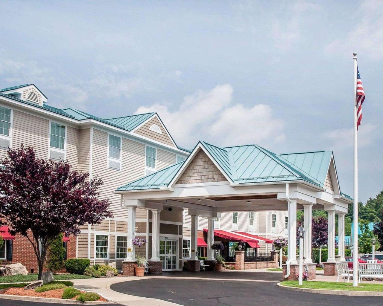 Comfort Inn & Suites Sturbridge-Brimfield Екстериор снимка