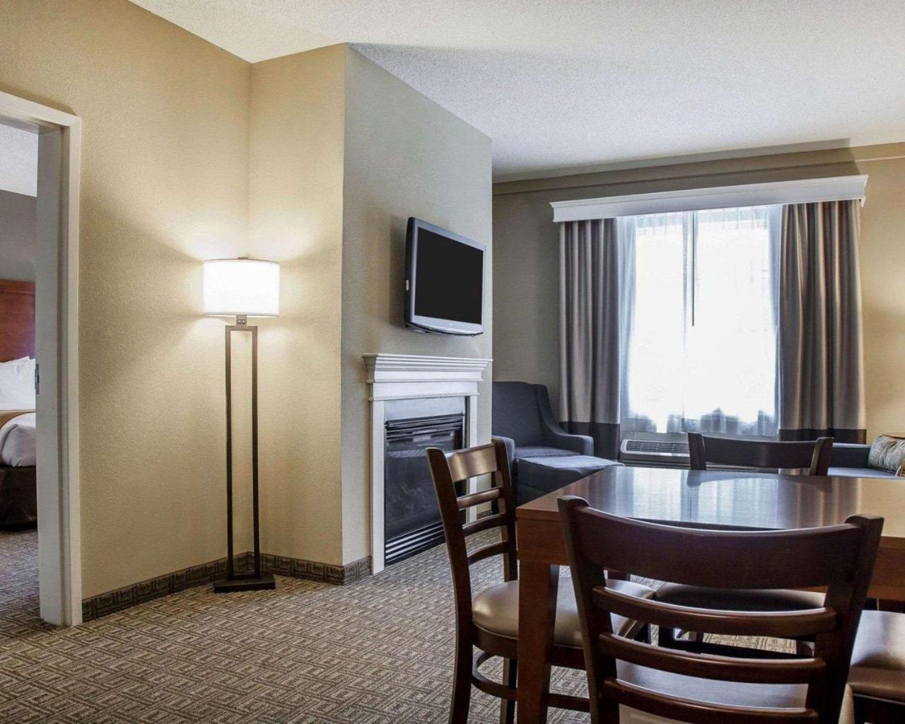 Comfort Inn & Suites Sturbridge-Brimfield Екстериор снимка